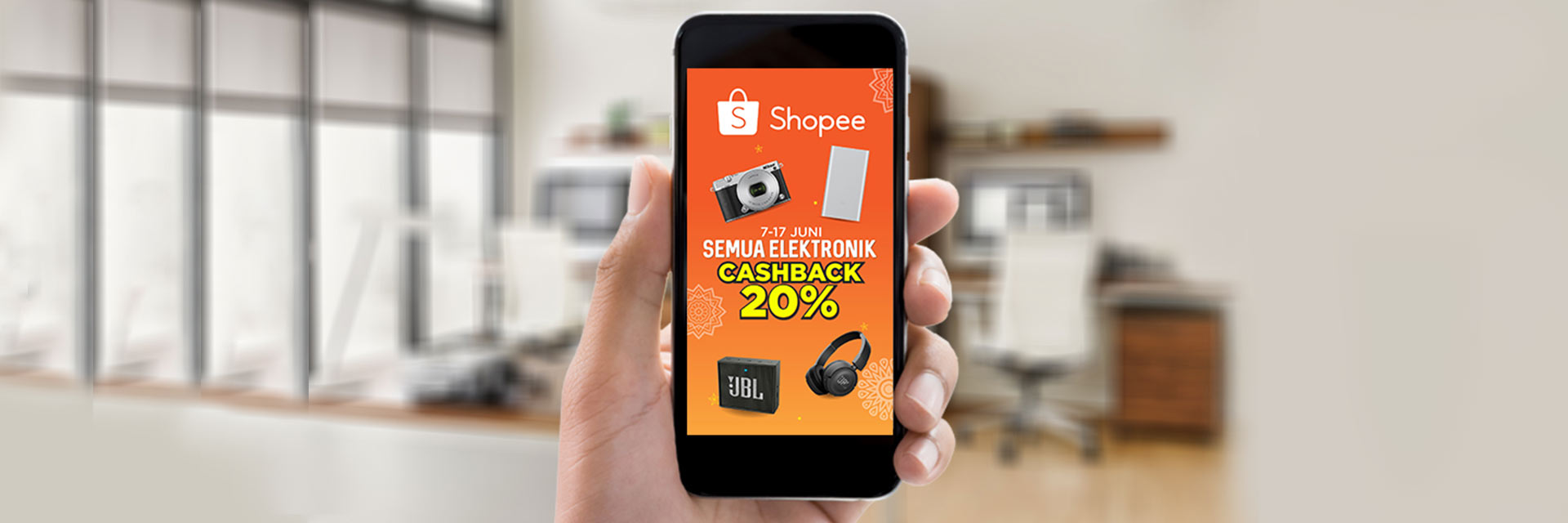 Shopee menawarkan produk-produk elektronik dengan promo cashback.