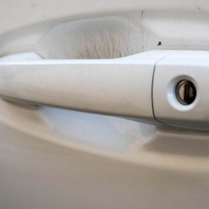 goresan ringan pada pintu mobil