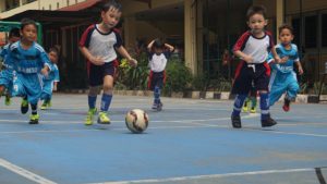 anak anak stella maris bsd bermain bola