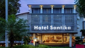 bagian depan hotel santika bandung