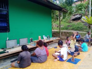 Penguatan literasi masyarakat oleh perpustakaan.