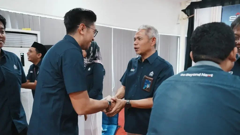 salam bersalaman di silaturahmi semen gresik