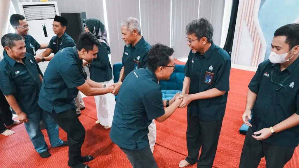 salam bersalaman di silaturahmi semen gresik