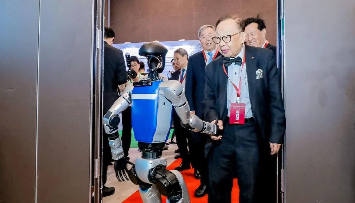 Robot Humanoid Pevc 2025